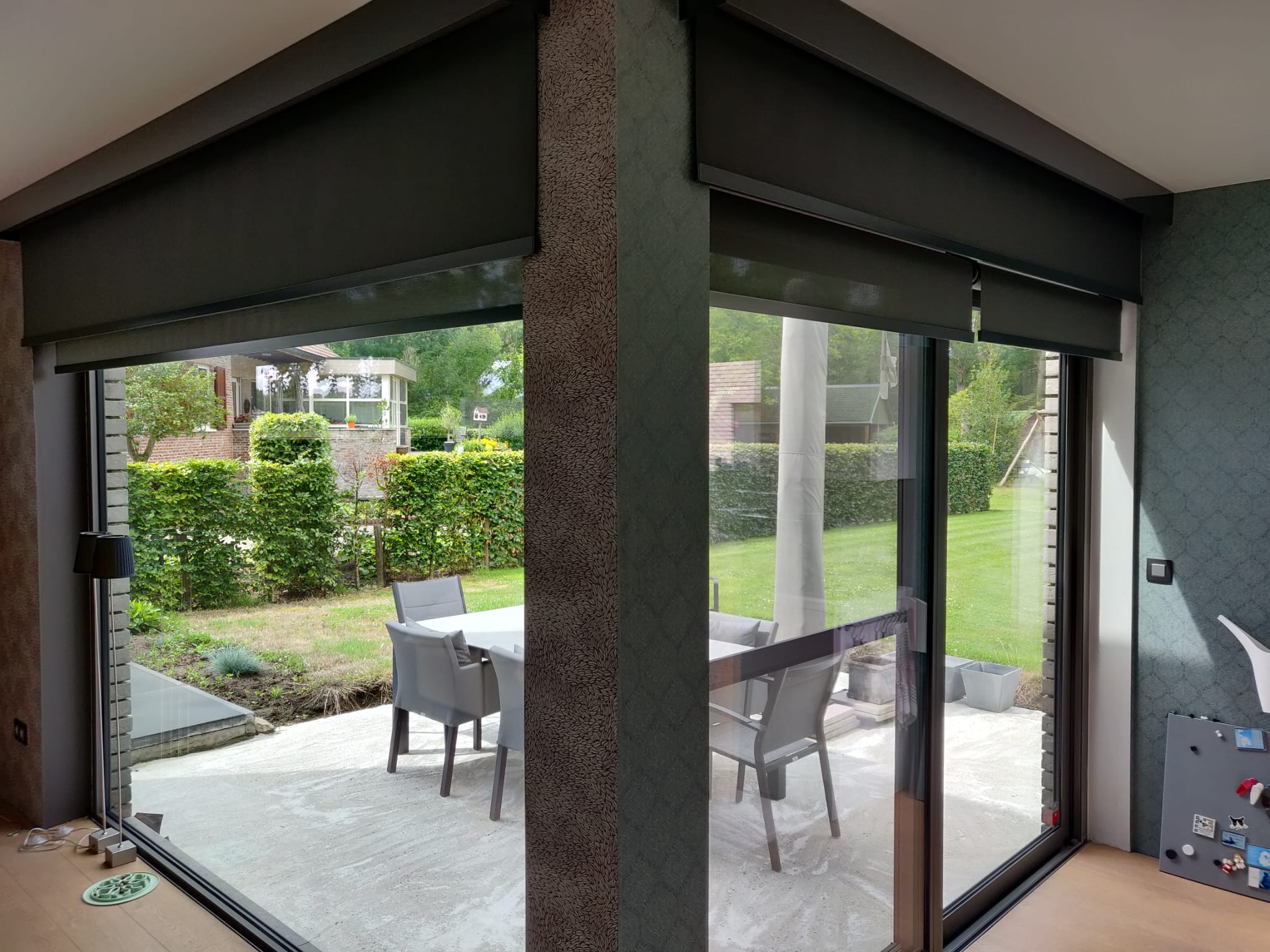 Combinatie van transparante en verduisterende rolgordijnen van Rolxx met aluminium frontlijst in RAL 9005 zwart