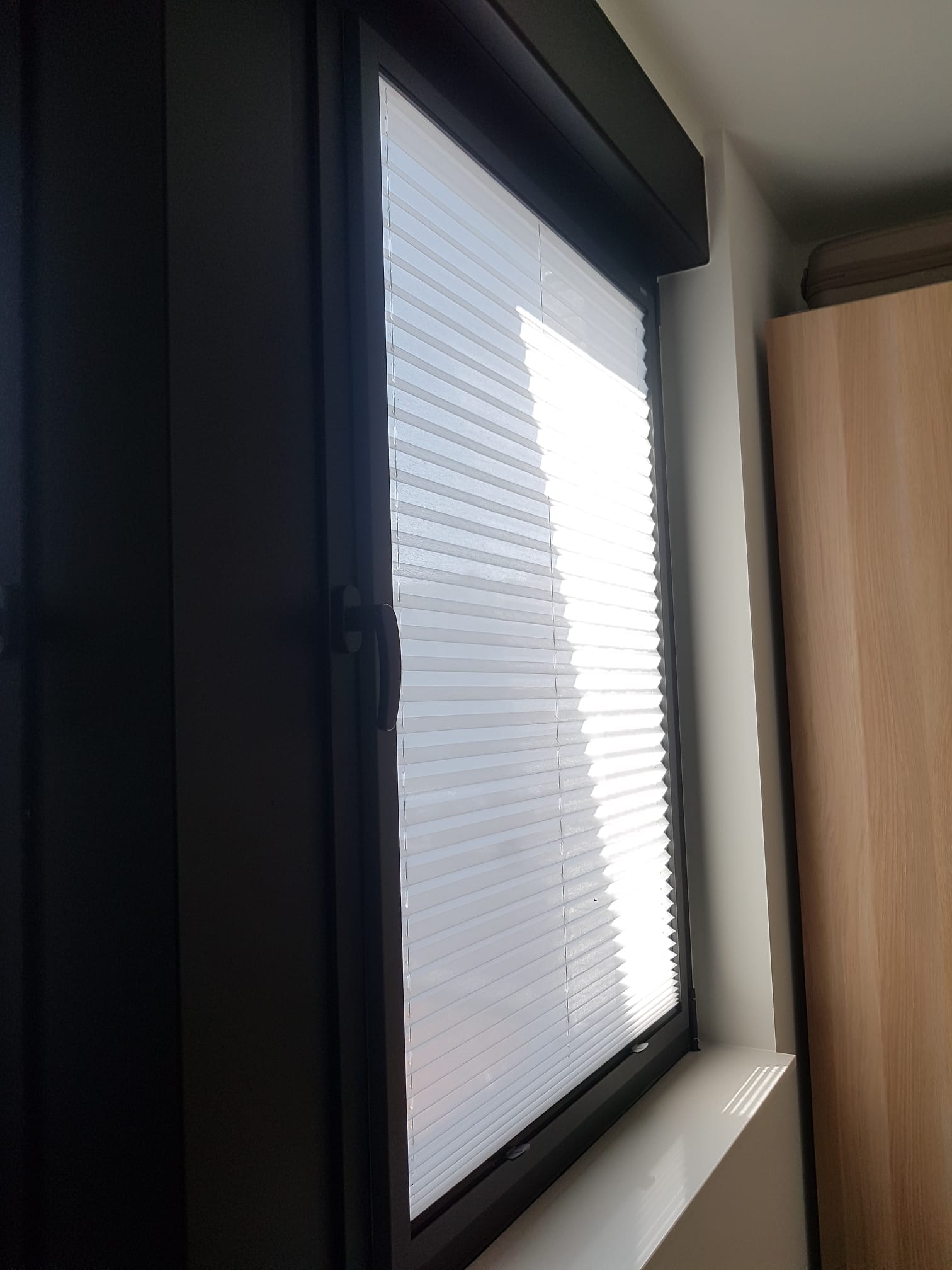 Iso plissé in Easy Click magnetisch frame in Ral 9005 zwart