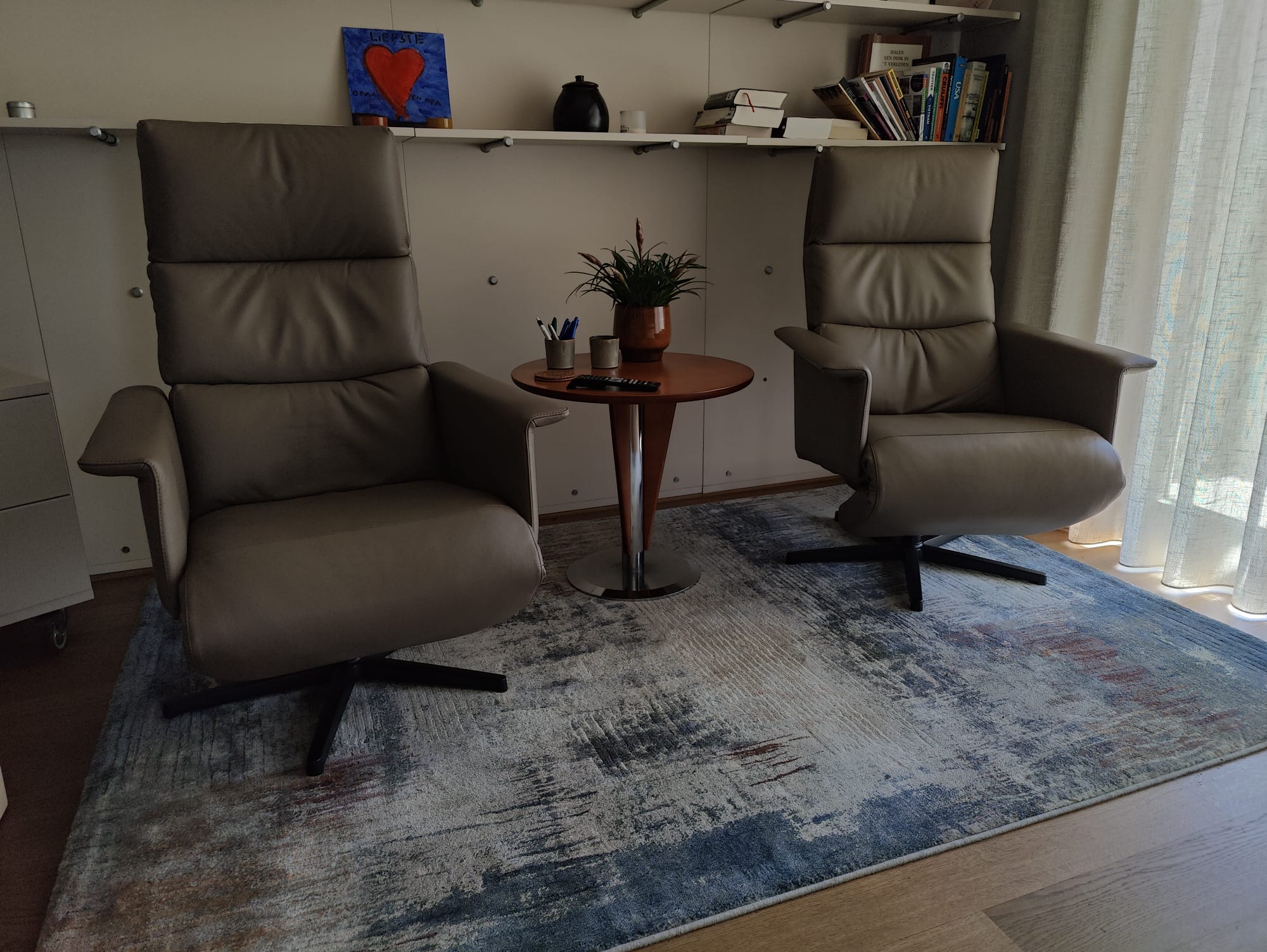Tapijt in woonkamer met twee fauteuils