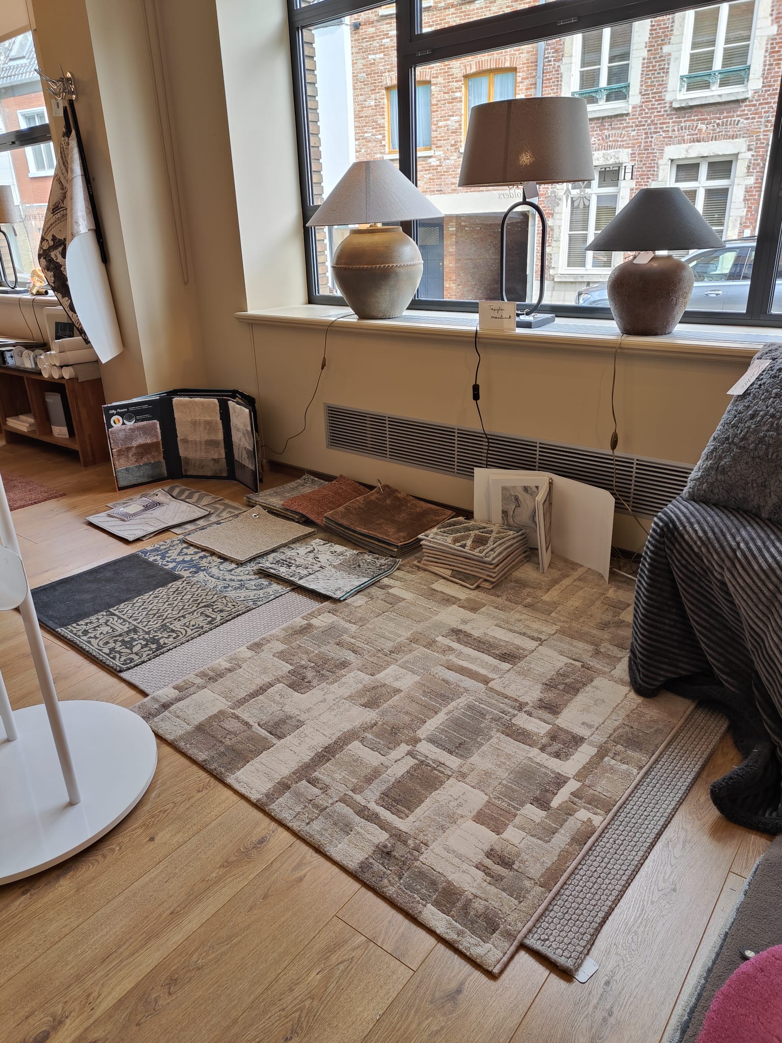 Tapijten in de toonzaal met tafellampen