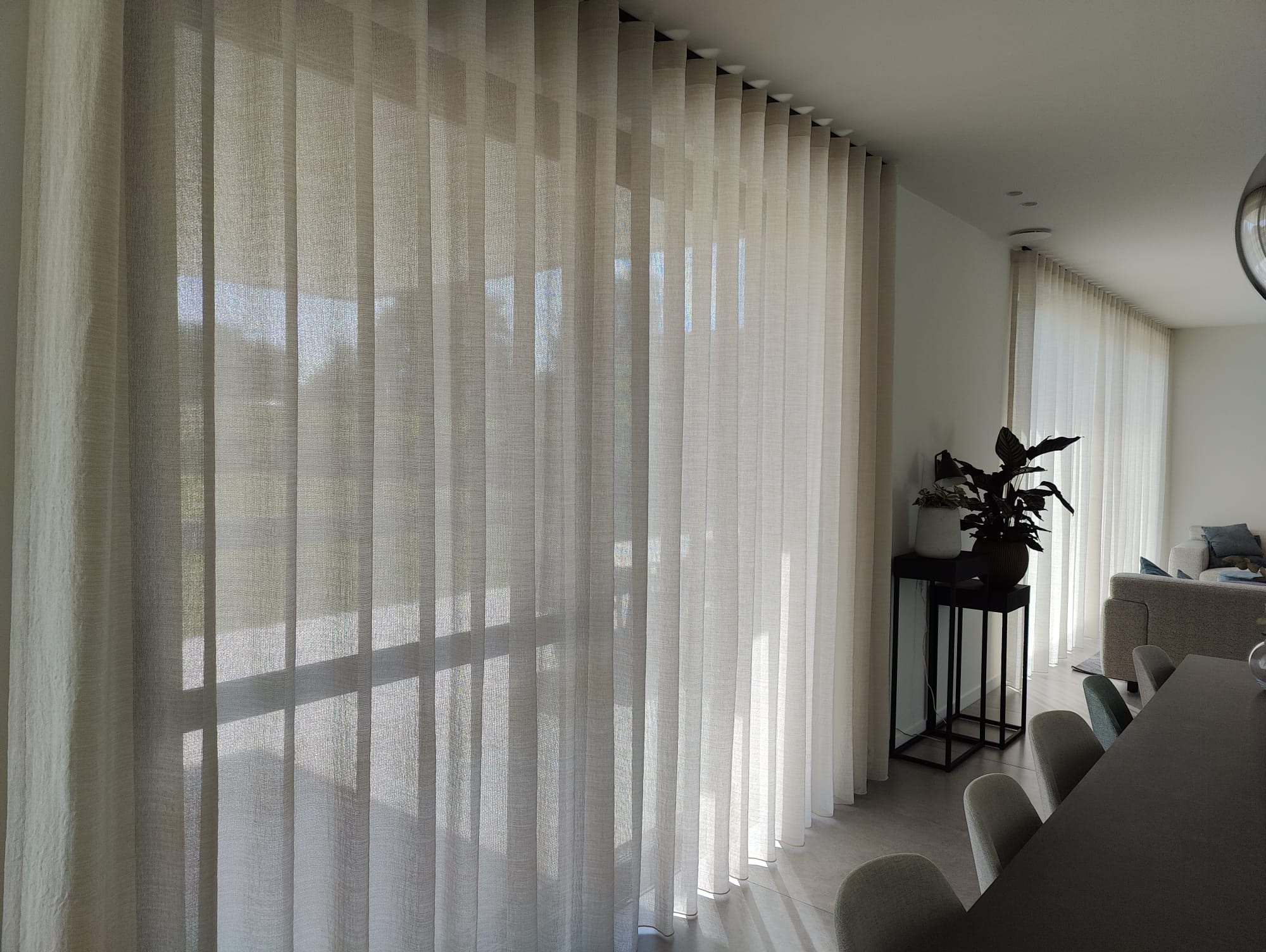 Wave gordijnen over een volledige raamwand