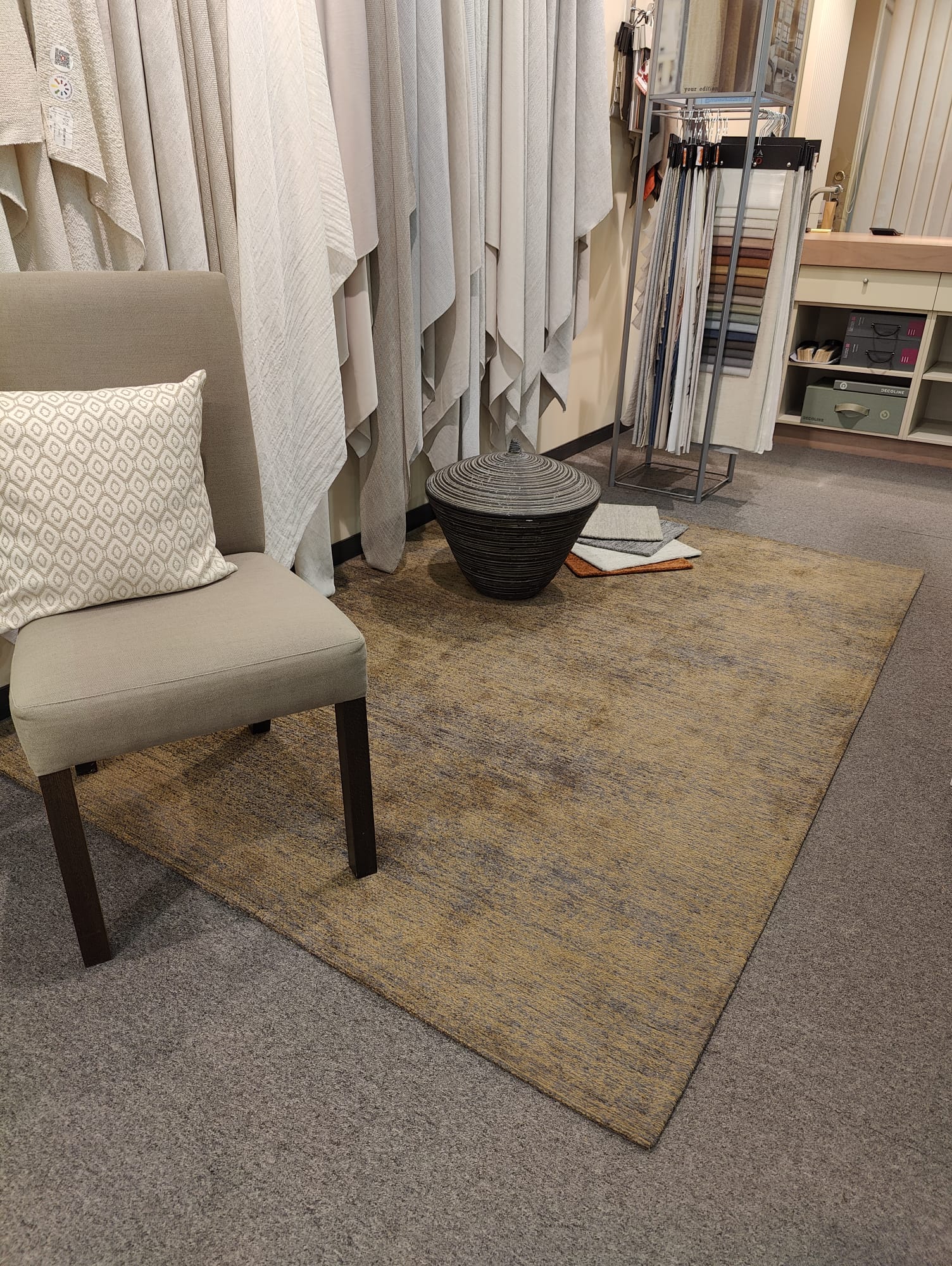 Okerkleurig tapijt met fauteuil