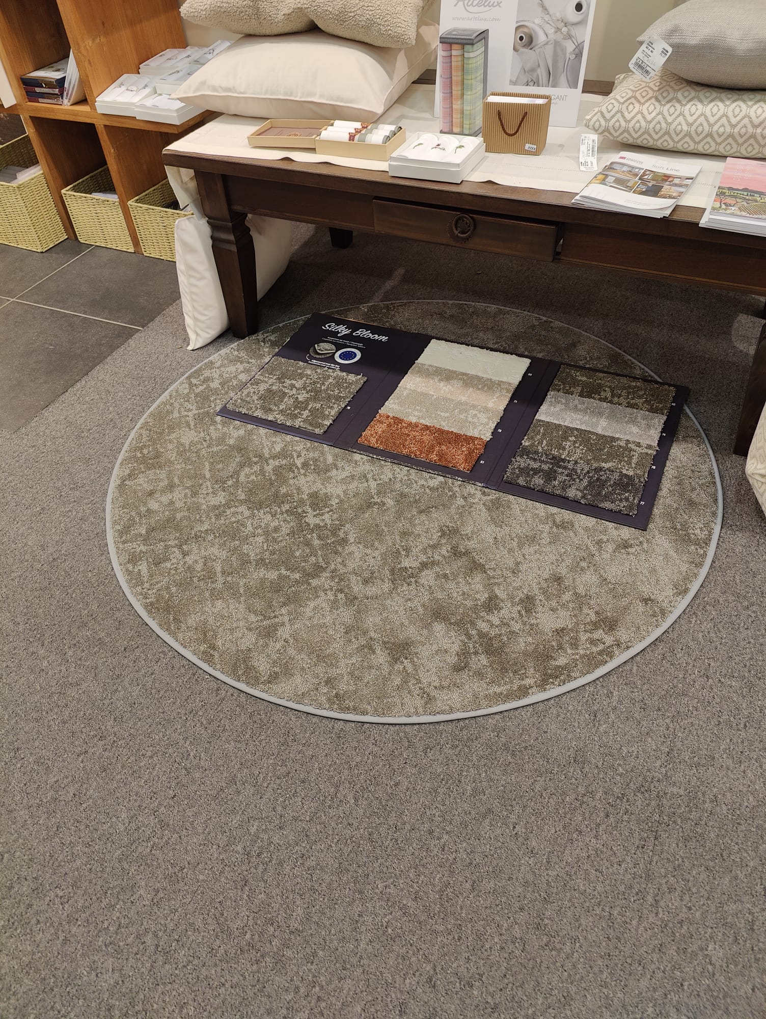Rond tapijt met stalenboek