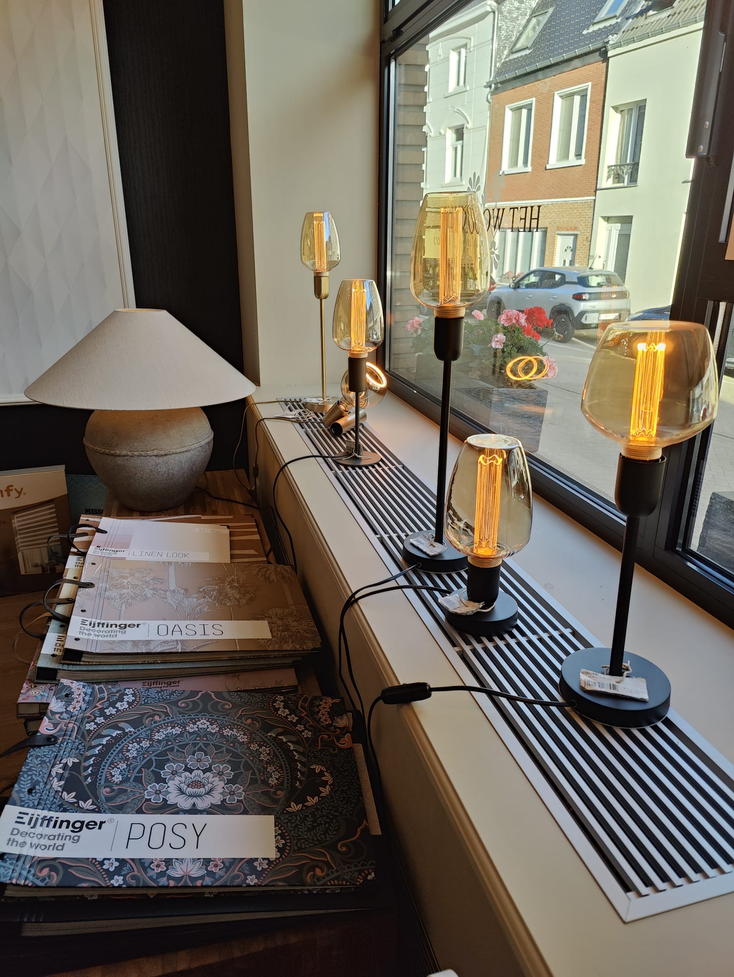 Tafellampen met amberkleurig glas in de etalage