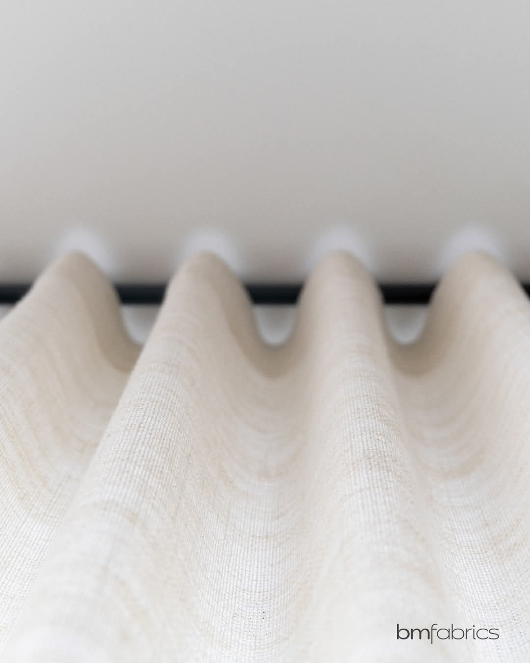 Detail van de golfplooien van een wave gordijn