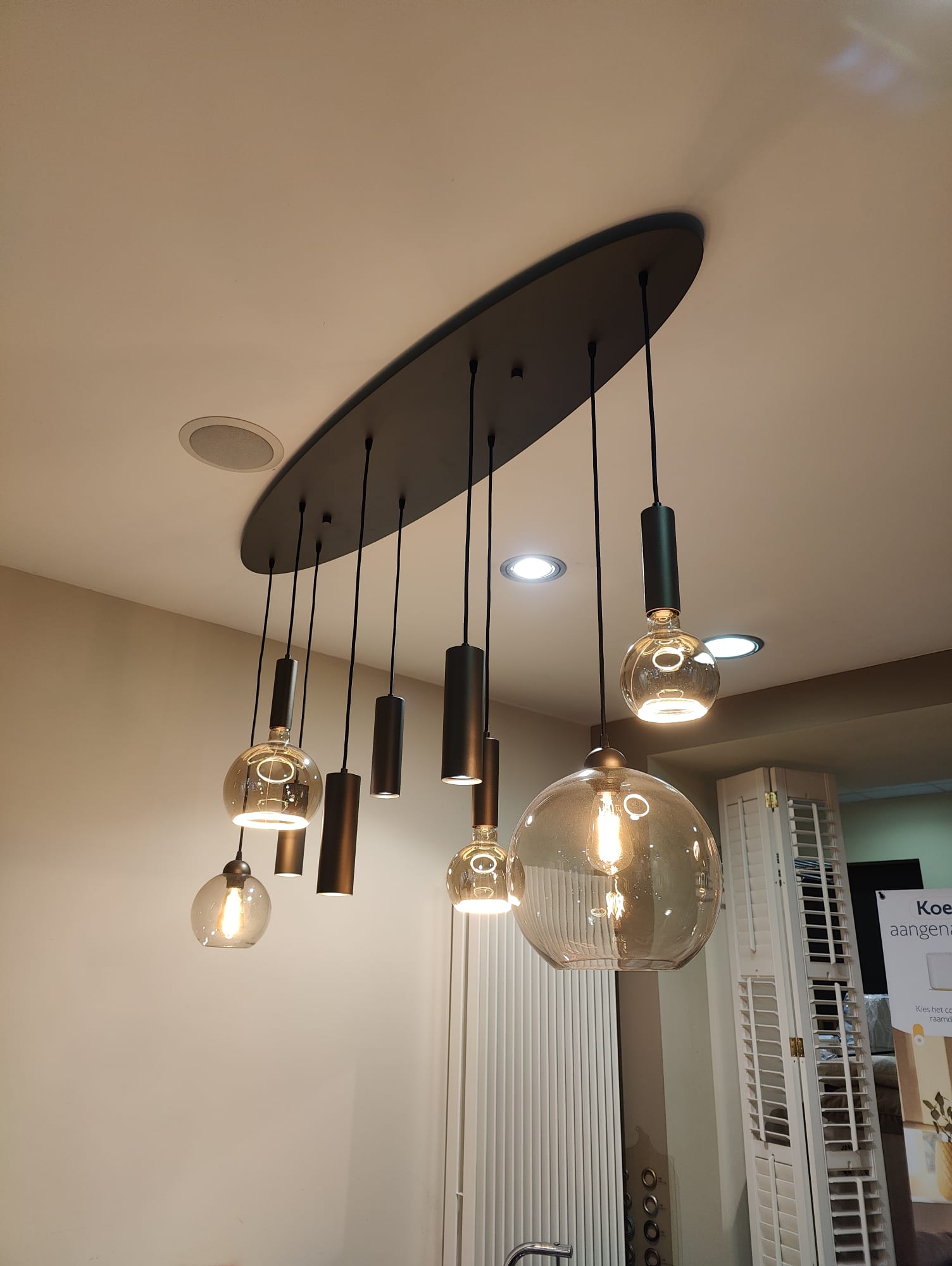 Hanglampen met glazen bollen in de toonzaal